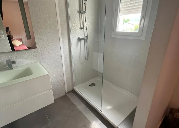 Appartement T2 En Bas De Avec Jardin *